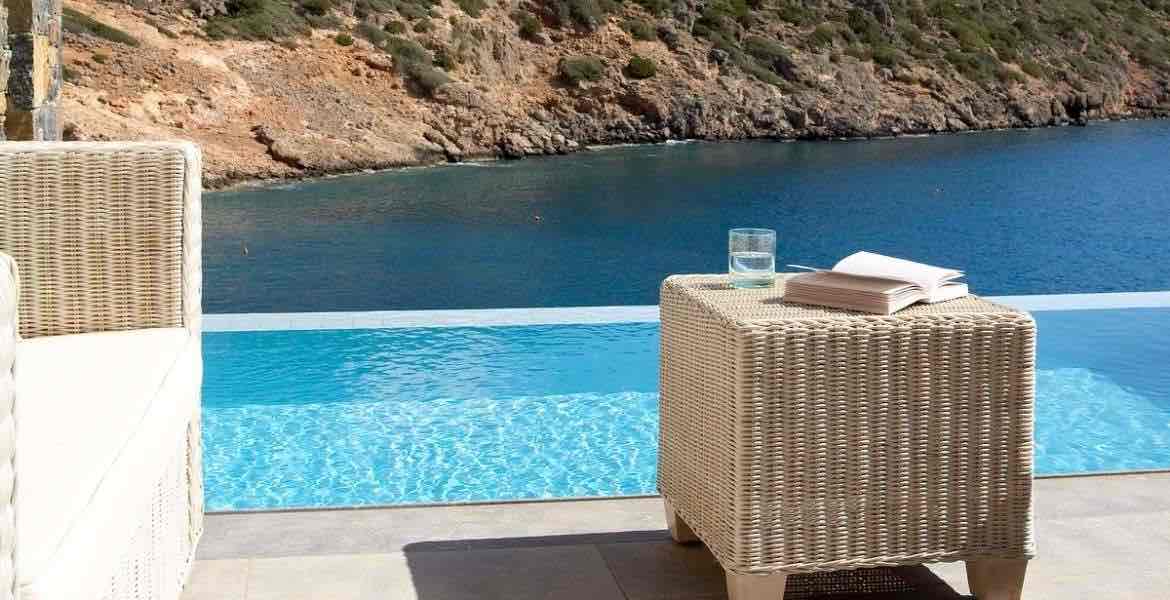 Daios Cove Luxury Resort ▶︎ Zimmerterasse mit Meerblick I GREEKCUISINEmagazine