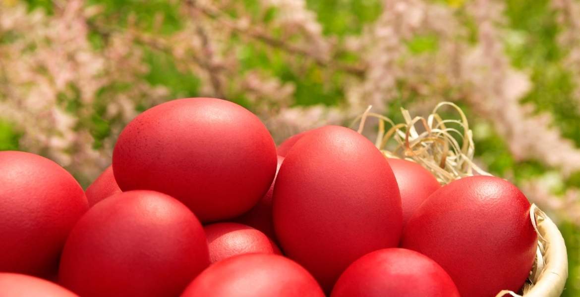 Griechisches Osterfest ▶︎ Rote Eier I GREEKCUISINEmagazine