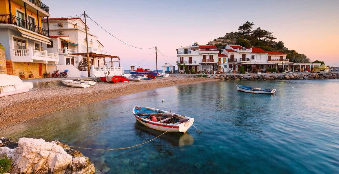 Boot auf Meer ▶︎ auf der Insel Samos I GREEKCUISINEmagazine