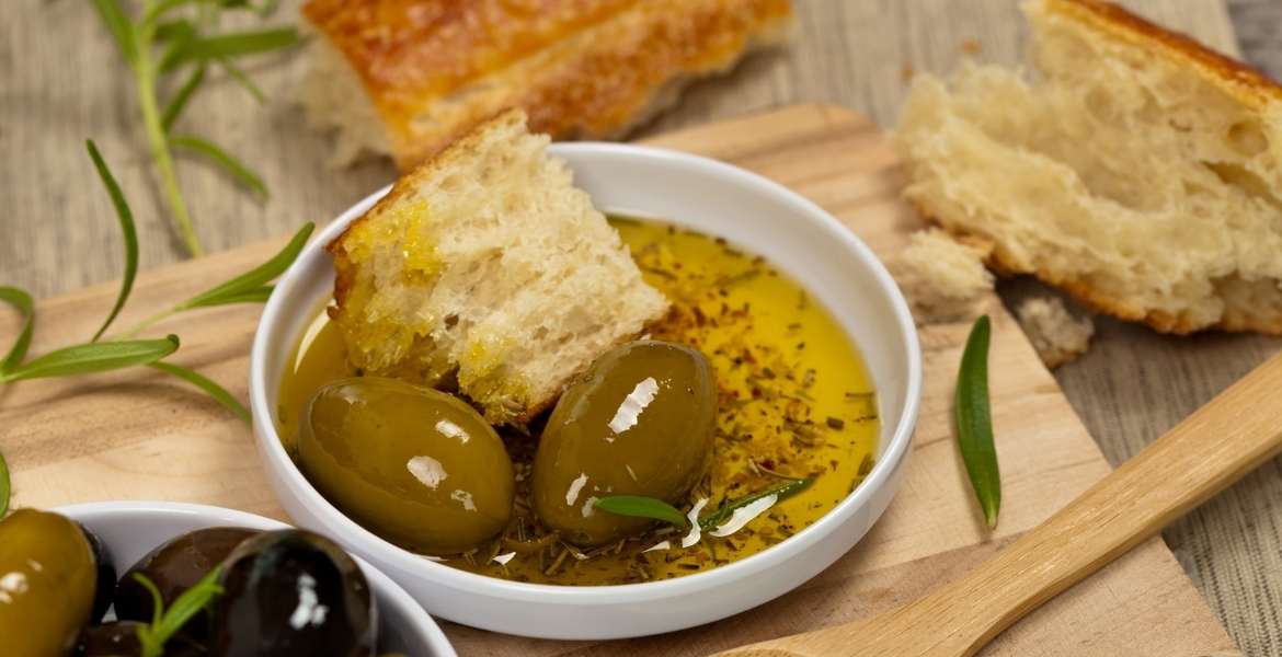 Olivenöltipp ▶︎ Oliven, Brot und Olivenöl I GREEKCUISINEmagazine