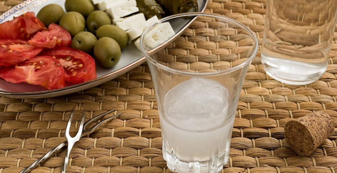 Ouzo und Meze ▶︎ Vorspeise und Alkohol I GREEKCUISINEmagazine