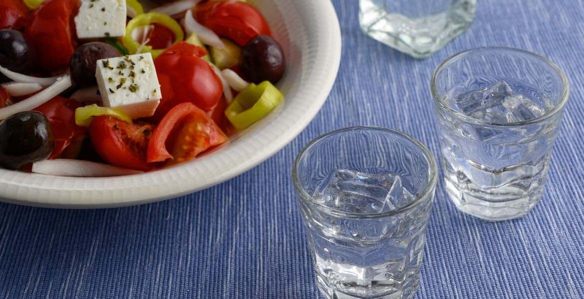 Ouzo und griechischer Bauernsalat ▶︎ Alkohol und frisches Gemüse und Fetakäse I GREEKCUISINEmagazine