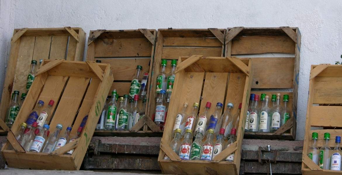 Ouzo in Holzkisten ▶︎ verschiedene Alkoholflaschen I GREEKCUISINEmagazine