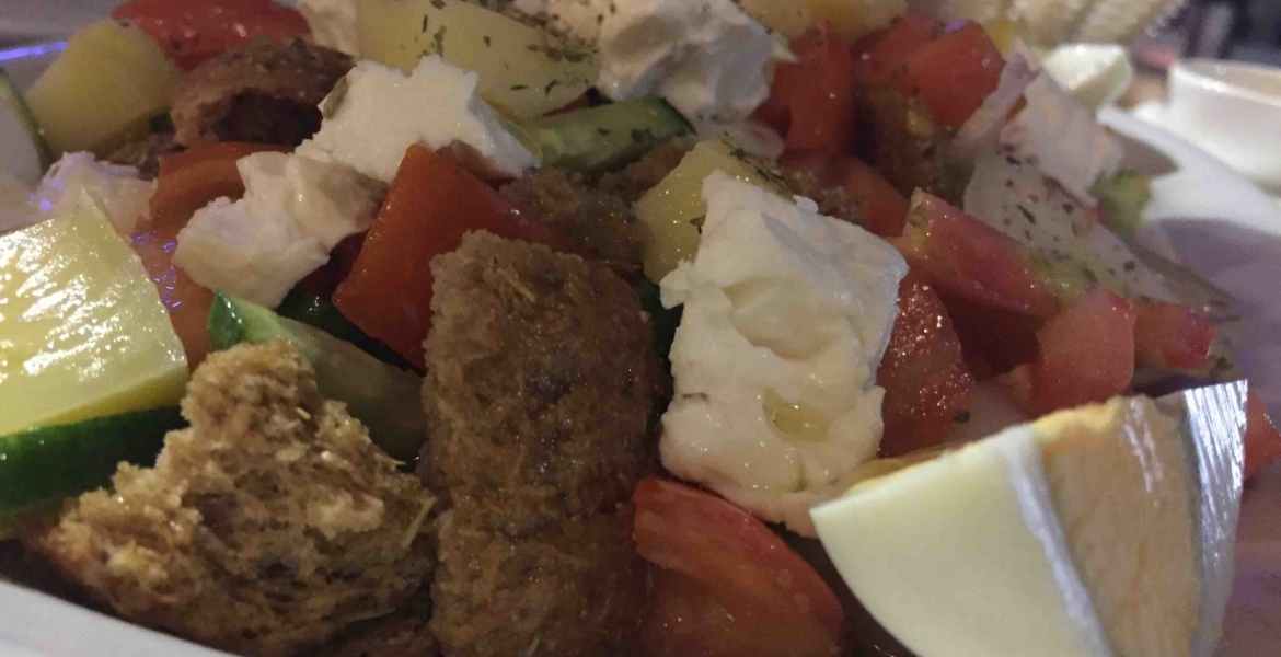 Kretischer Bauernsalat ▶︎ Ei, Tomaten, Zwieback, Gurken, Schafskäse I GREEKCUISINEmagazine