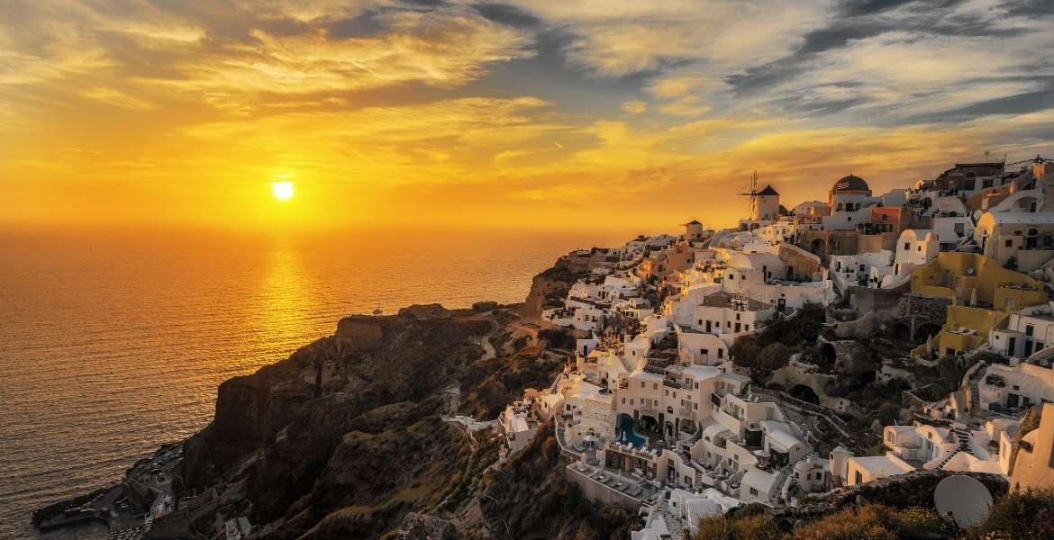 Santorini ▶︎ Sonnenuntergang vom Berg Oia I GREEKCUISINEmagazine