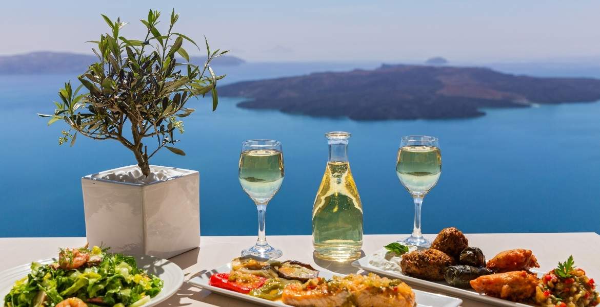 Santorini ▶︎ Wein und Essen auf Santorini I GREEKCUISINEmagazine