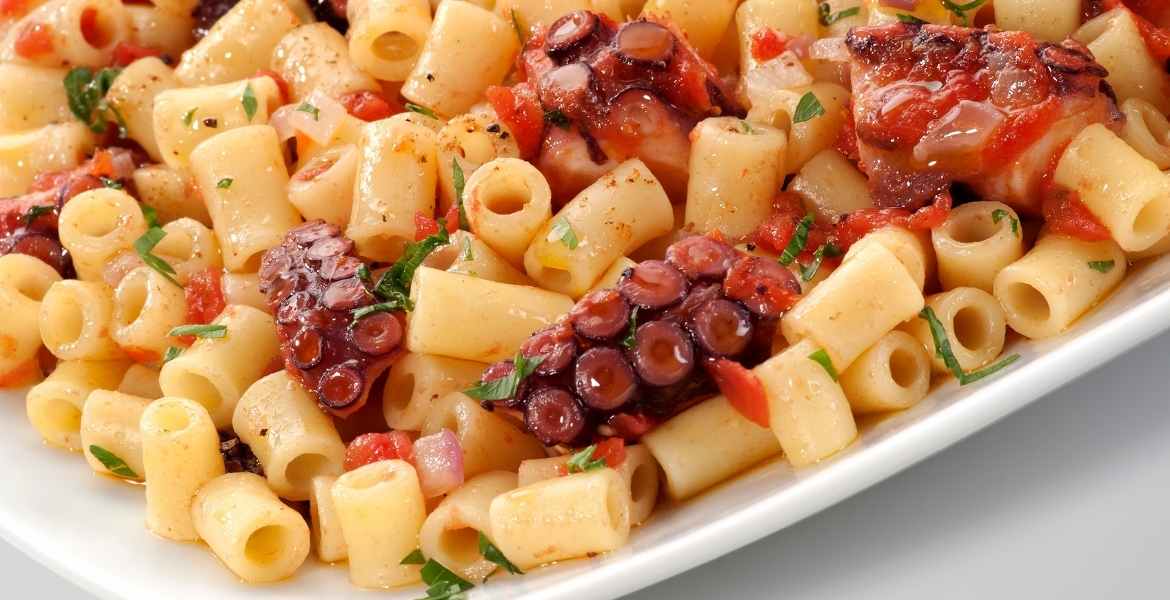 Oktopus mit Makkaroni ▶︎ Pasta mit Meeresfrüchten I GREEKCUISINEmagazine