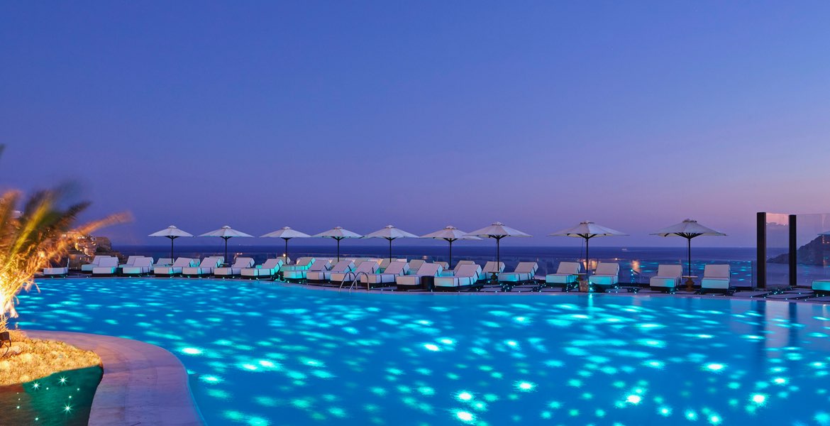 Myconian Collection Hotels & Resorts ▶︎ Pool mit Meerblick bei Abenddämmerung I GREEKCUISINEmagazine