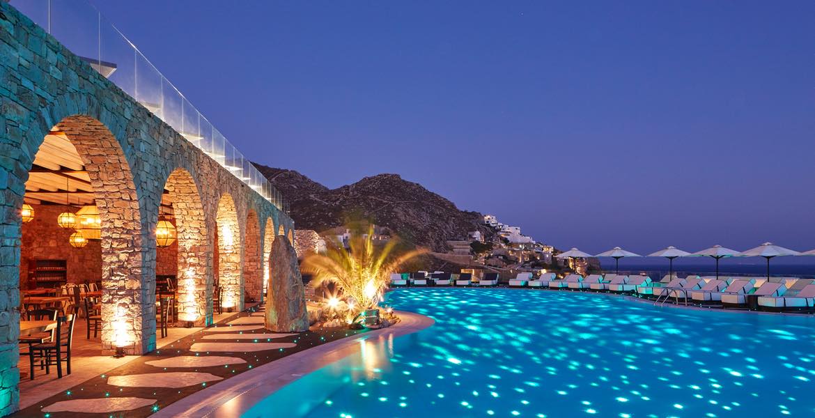 Myconian Collection Hotels & Resorts ▶︎ Pool am Abend im Myconian I GREEKCUISINEmagazine