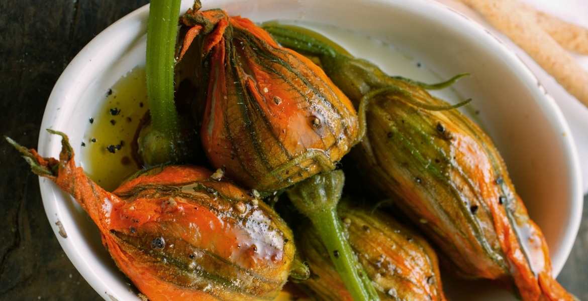 Gefüllte Zucchiniblüten ▶︎ Gemüse mit Olivenöl und eine Gemüsefüllung I GREEKCUISINEmagazine