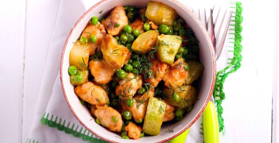 Hähnchensalat ▶︎ mit Zucchini und Erbsen I GREEKCUISINEmagazine