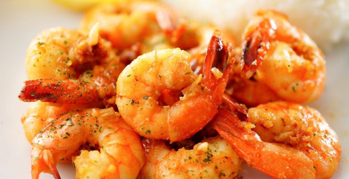 Shrimps in Knoblauchöl ▶︎ Meeresfrüchte gebraten I GREEKCUISINEmagazine