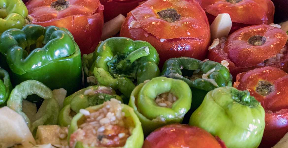 Gefüllte Tomaten ▶︎ Gemüse gefüllt I GREEKCUISINEmagazine