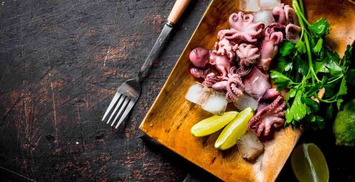 Oktopus mit Kritharaki und Zitrone ▶︎ Meeresfrüchte mit griechischen Reisnudeln I GREEKCUISINEmagazine