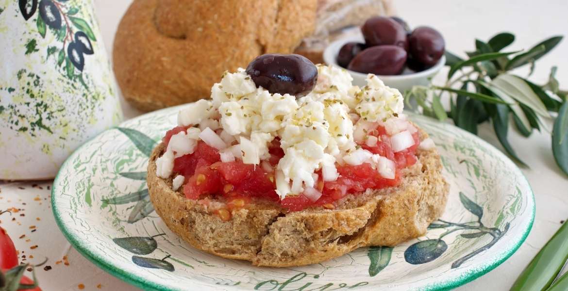 Dakos mit Oregano und Myzithra ▶︎ Zwieback mit griechische Käse und Tomaten I GREEKCUISINEmagazine