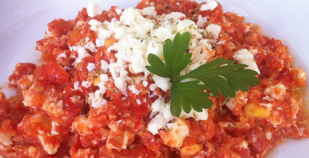 Strapatsada ▶︎ Eier mit Tomaten und Käse I GREEKCUISINEmagazine