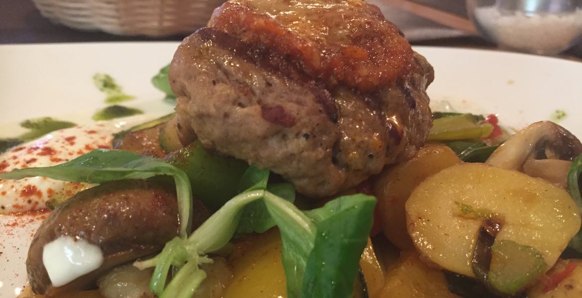 Bifteki-mit-Kartoffeln-Greco-Grill-Ahrensburg-Greek-Cuisine-Magazine-Restaurant