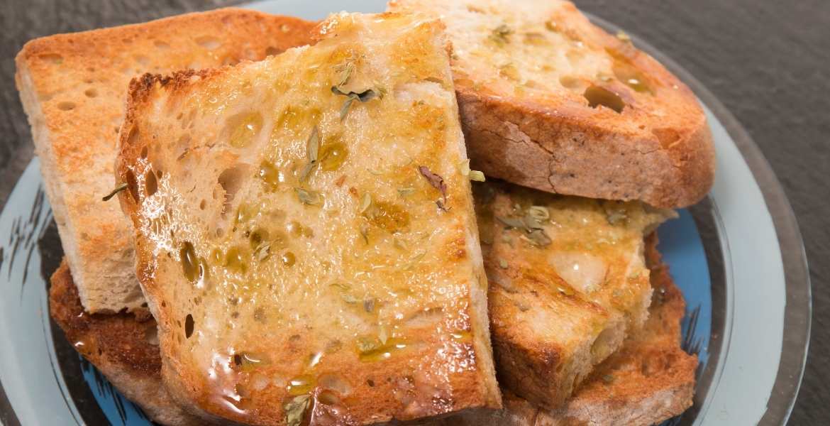 Getoastetes Brot mit Olivenöl ▶︎ Brot mit Olivenöl I GREEKCUISINEmagazine