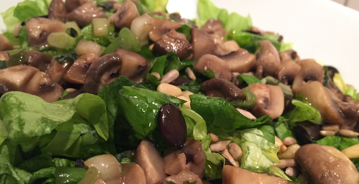 Power Salat ▶︎ Salat mit Olivenöl, Nüssen I GREEKCUISINEmagazine