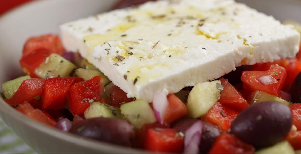 Griechischer Bauernsalat ▶︎ Mit frischen Tomaten, Gurken, Oliven, Fetakäse und Olivenöl I GREEKCUISINEmagazine
