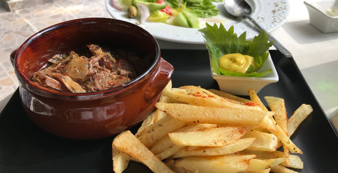 Lamm im Tontopf und Patates ▶︎ Taverne auf Korfu I GREEKCUISINEmagazine