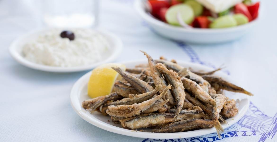 Frittierte Sardellen ▶︎ Fisch frittiert I GREEKCUISINEmagazine