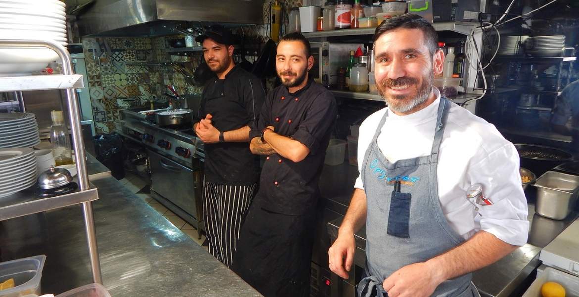 Vasileios, Babis und Stamatis ▶︎ Köche im Restaurant Orizontas I Greek Cuisine Magazine