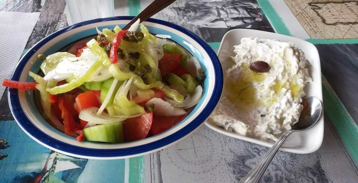 Griechischer Bauernsalat und Tzatziki ▶︎ Gemüse in Olivenöl und Joghurt I GREEKCUISINEmagazine