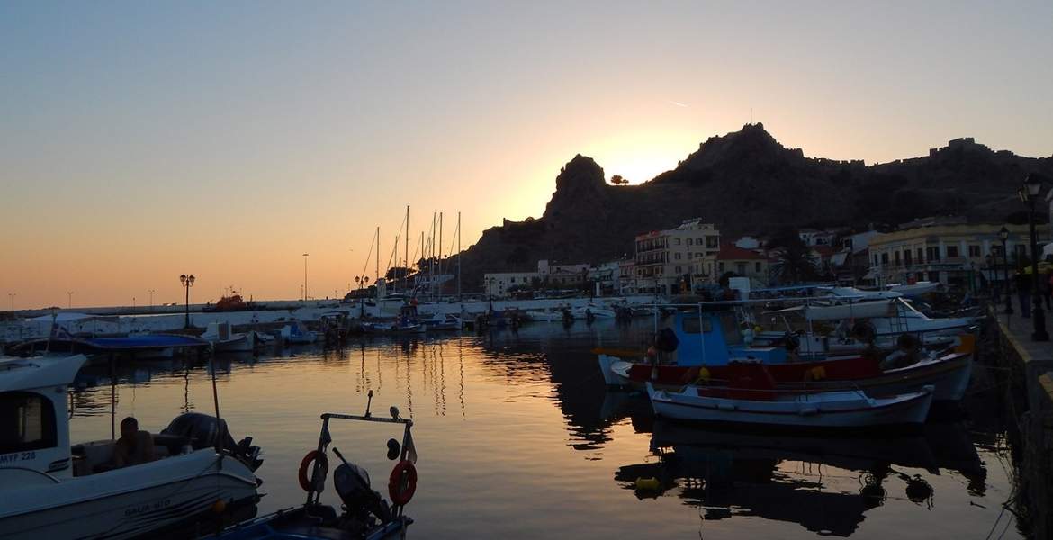 Limnos ▶︎ Hafen in Abenddämmerung I GREEKCUISINEmagazine