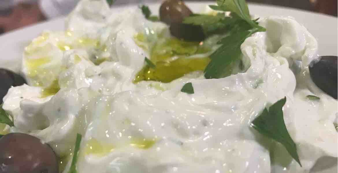 Tzatziki ▶︎ Joghurtpaste mit Olivenöl und Knoblauch I GREEKCUISINEmagazine