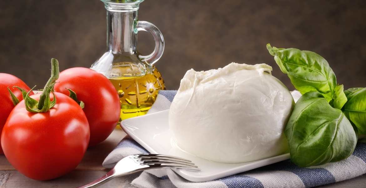 Frischer Büffelmozzarella mit Tomaten ▶︎ Gemüse mit Tomaten und Olivenöl I GREEKCUISINEmagazine