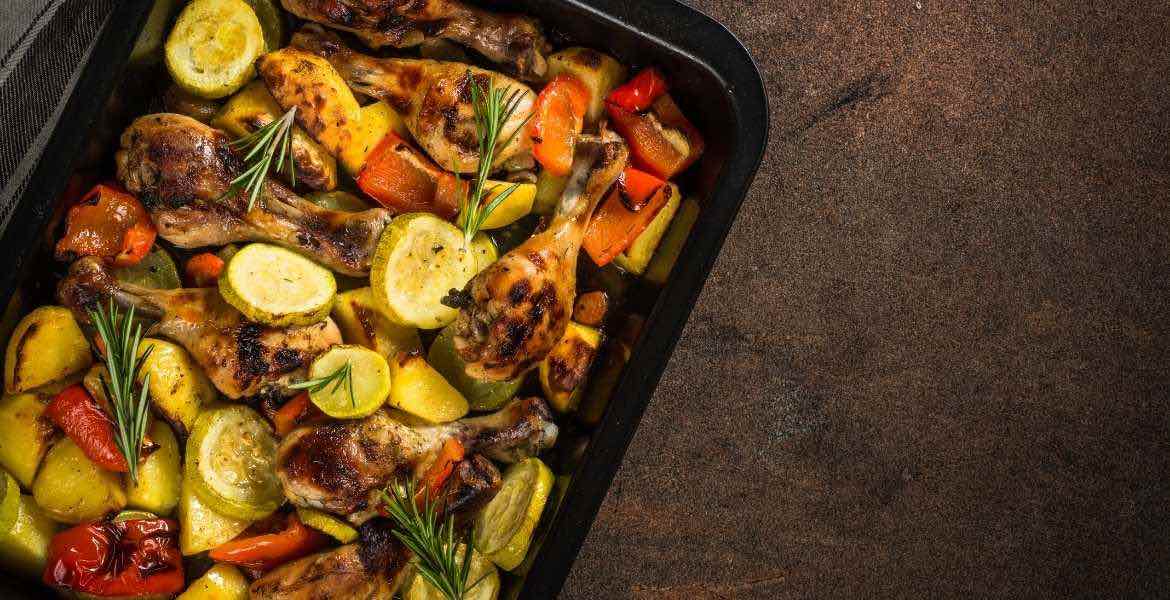 Ofenkartoffeln mit Hähnchenschenkel ▶︎ Ofenrezept mit Fleisch und Gemüse I GREEKCUISINEmagazine