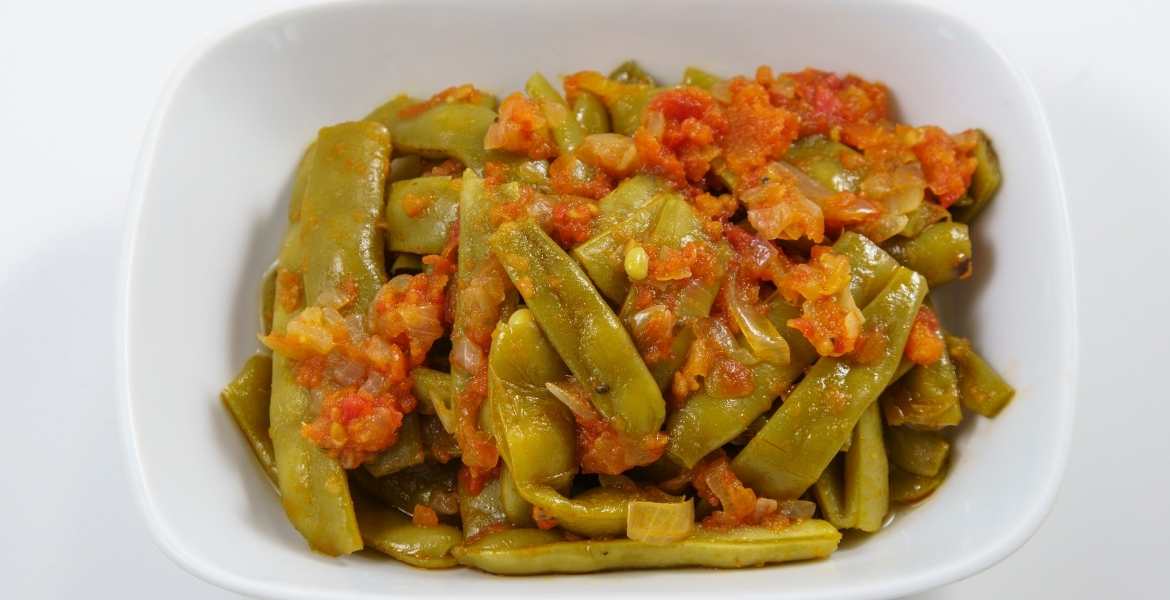 Fassolakia ▶︎ griechische grüne Bohnen mit Tomatensauce, Kräuter, Knoblauch und Olivenöl I GREEKCUISINEmagazine