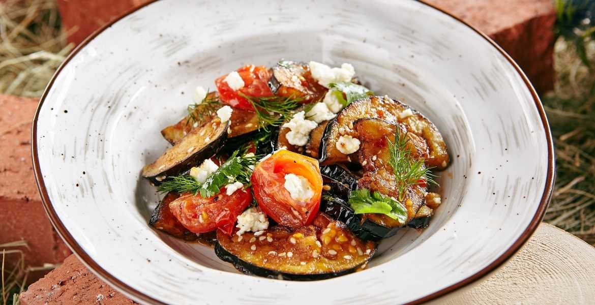Auberginensalat ▶︎ Tomate, Schafskäse, Olivenöl I GREEKCUISINEmagazine