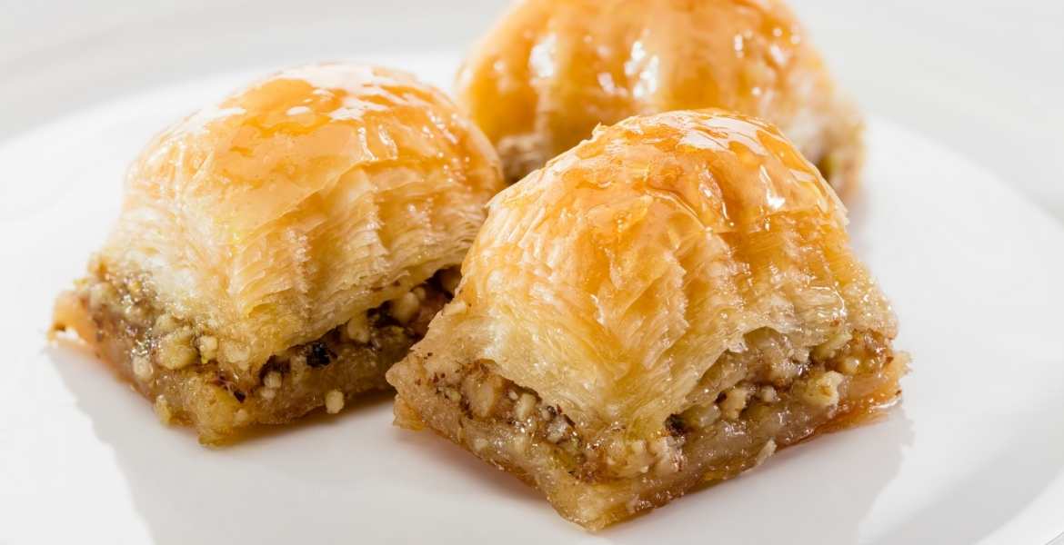 Baklava ▶︎ griechisches Dessert aus Filoteig, Honig und Zucksirup mit Walnüssen I GREEKCUISINEmagazine
