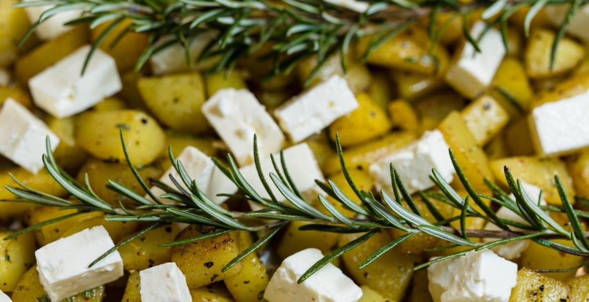 Griechische Bauernpfanne ▶︎ Rezept mit Kartoffeln, Paprika, Schafskäse, Rosmarin IGREEKCUISINEmagazine
