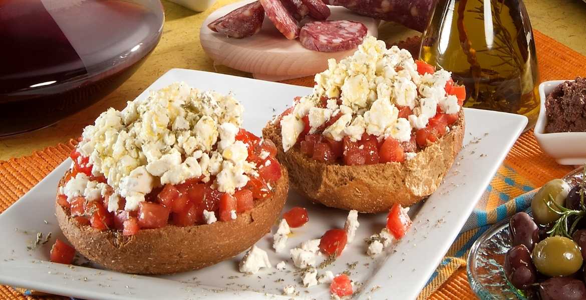 Kretische Krithakoloura ▶︎ Rezept mit Tomaten und griechischen Zwieback I GREEKCUISINEmagazine