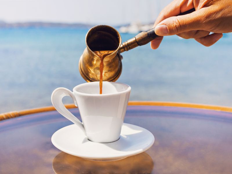 Griechischer Kaffee ▶︎ serviert in der Taverne am Strand GREEKCUISINEmagazine