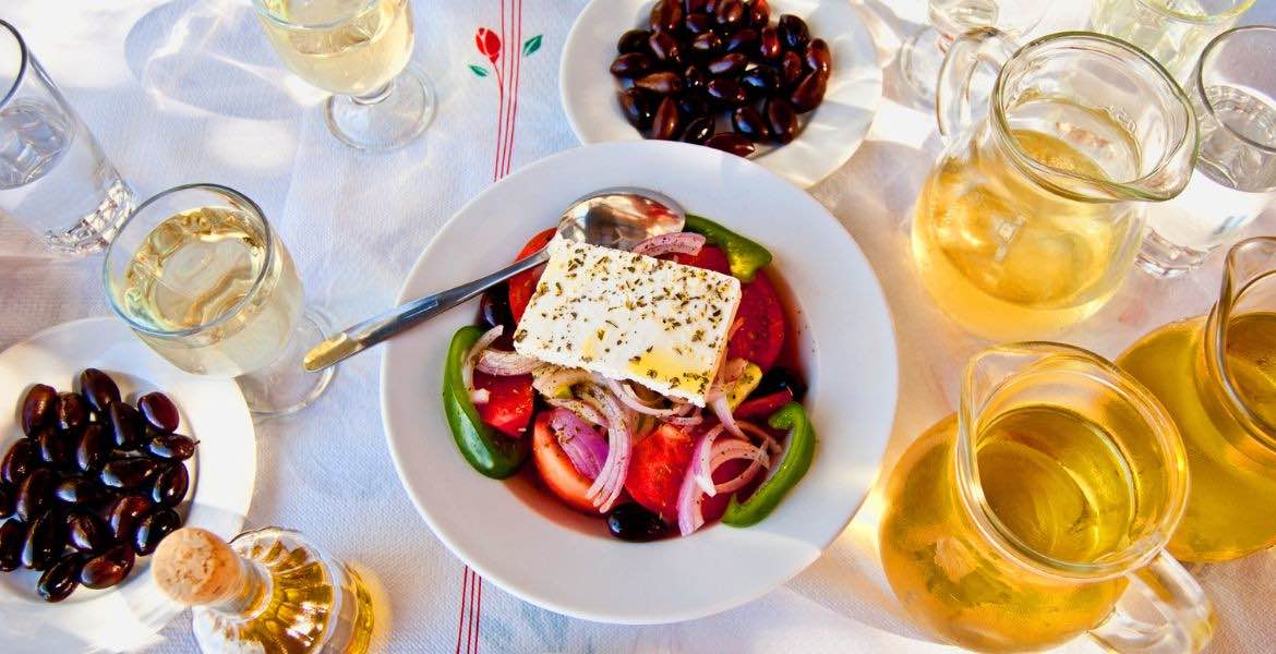Griechischer Bauernsalat ▶︎ mit Oliven und Olivenöl I GREEKCUISINEmagazine