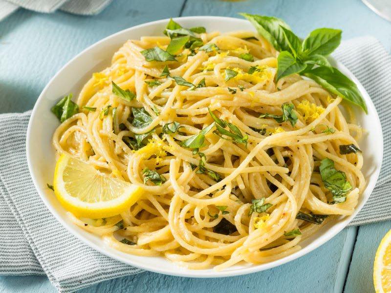 Zitronenspaghetti mit Parmesan ▶︎ Hartzweizen mit Zitrusfrucht I GREEKCUISINEmagazine