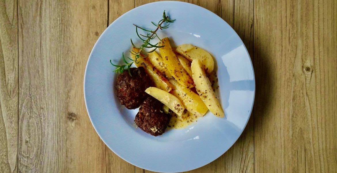 Bifteki mit Ofenkartoffeln ▶︎ Fleisch mit Gemüse I GREEKCUISINEmagazine