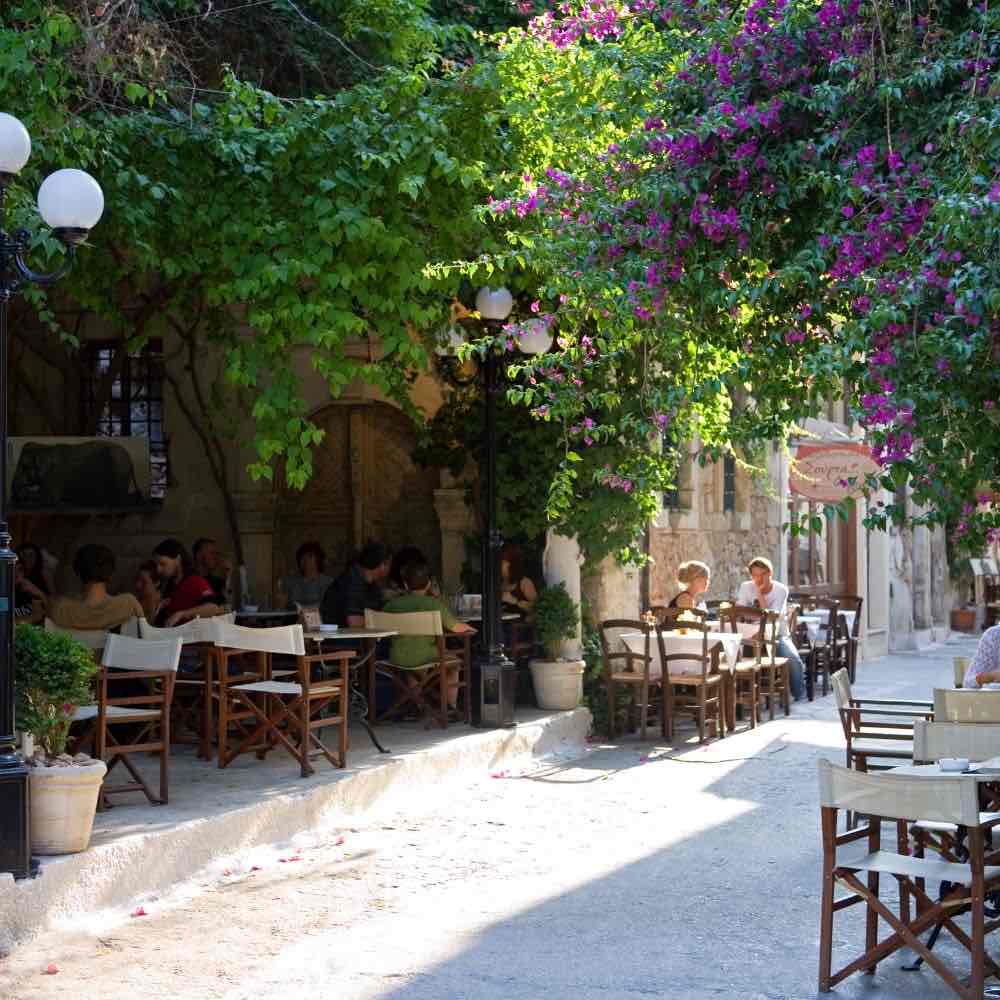 Gasse in Chania ▶︎ Ort auf der griechischen Insel Kreta I GREEKCUISINEmagazine