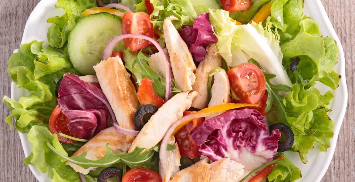 Frischer Salat ▶︎mit Fleisch und einer süss sauren Sauce I GREEKCUISINEmagazine