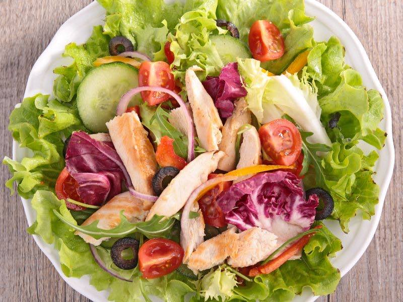 Frischer Salat ▶︎mit Fleisch und einer süss sauren Sauce I GREEKCUISINEmagazine