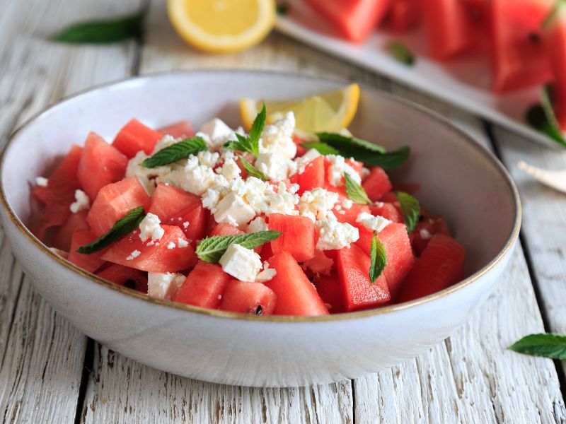 Wassermelone mit Schafskäse ▶︎ griechischer Sommersalat I GREEKCUISINEmagazine