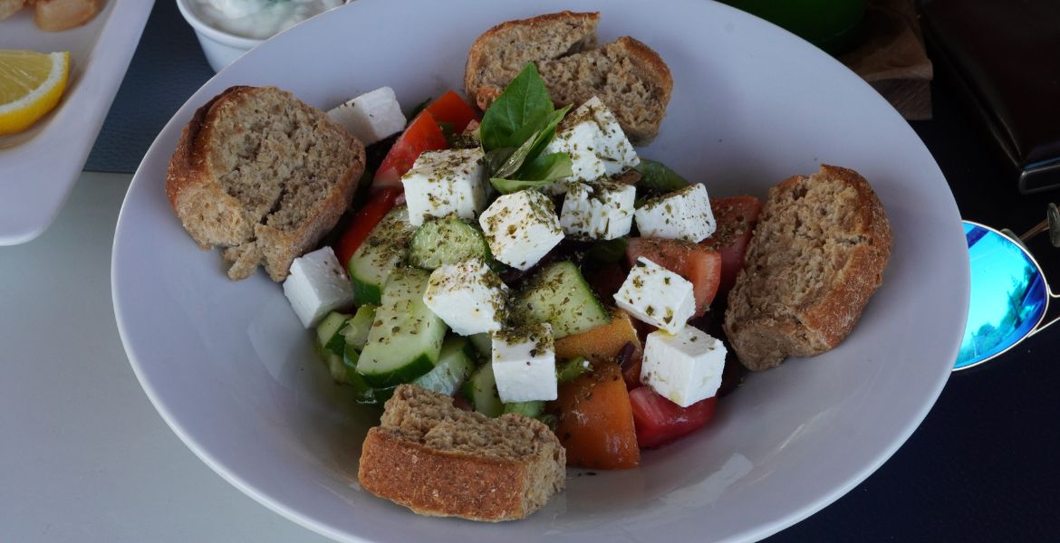 Kretanischer Bauernsalat ▶︎ mit Tomaten, Gurken, Schafskäse I GREEKCUISINEmagazine
