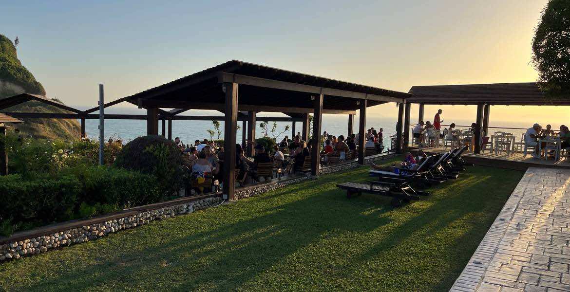 Loggas Sunset Beach ▶︎ Sonnenliegen und Bar am Sunset Beach I GREEKCUISINEmagazine