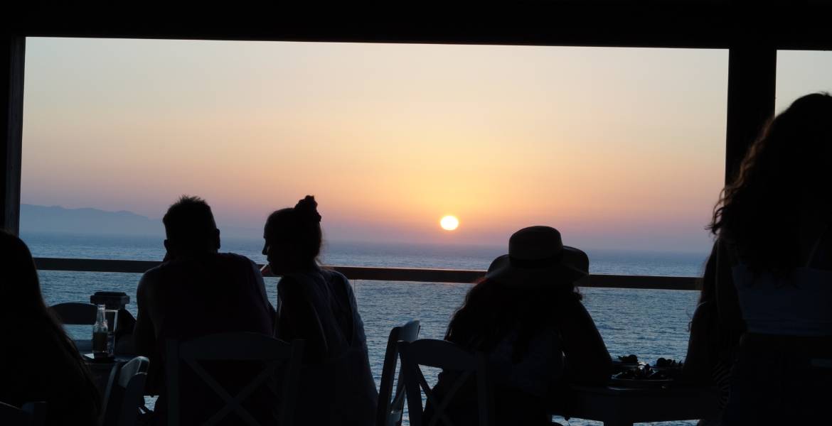 Loggas Sunset Beach ▶︎ Abenddämmerung am Sunset Beach I GREEKCUISINEmagazine