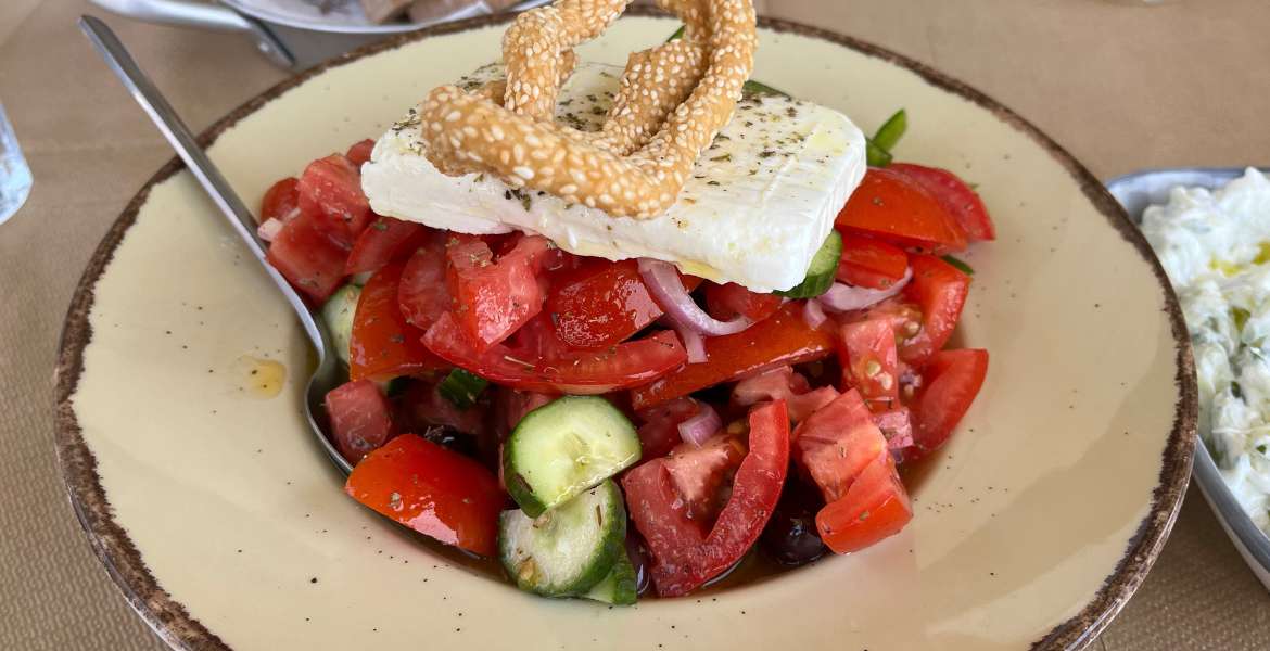 Griechischer Bauernsalat ▶︎ Salat aus Tomaten, Gurken, Schafskäse, Paprika und Olivenöl I GREEKCUISINEmagazine