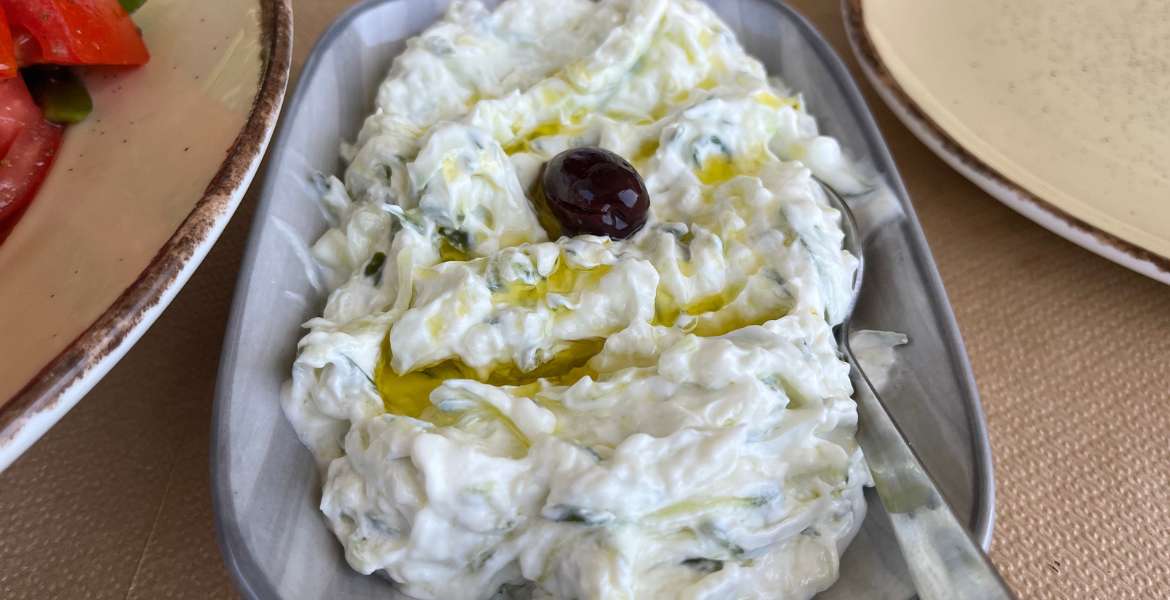 Tzatziki ▶︎ Joghurt, Olivenöl, Gurke und Knoblauch I GREEKCUISINEmagazine